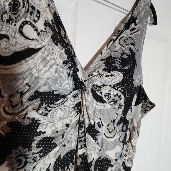 Carina Black and white paisley, knee-length dress - Size: Large - Picture 4 of 6